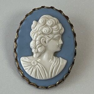 Vintage-Inspired Blue and White Vinyl‎ Metal Jewelry Cameo Brooch 1 1/2 in